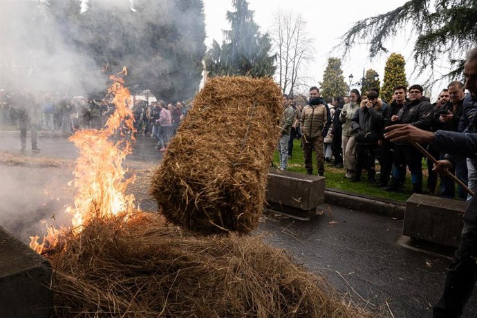 Ganaderos organizan una tractorada, a 16 de enero de 2026, en Oviedo, Asturias (España). Unión de Uniones de Agricultores y Ganaderos ha convocado varias movilizaciones por el territorio español contra las políticas y acuerdos comerciales que les perjudic