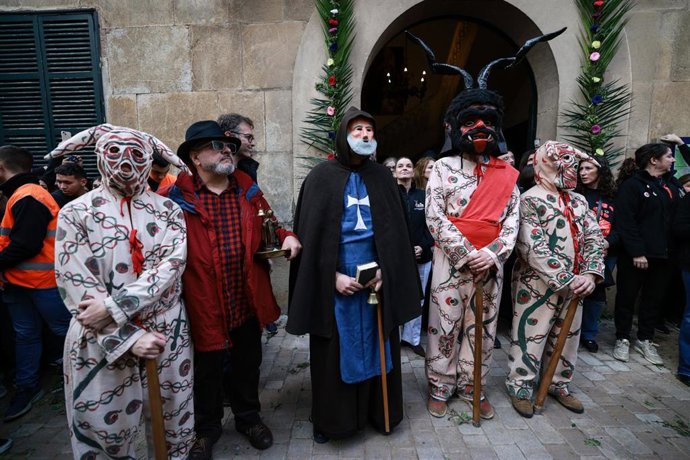 Los 'dimonis', quietos durante los primeros bailes en Manacor.
