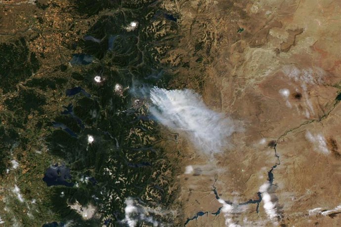 Archivo - Imagen de archivo del humo de los incendios en la Patagonia argentina.