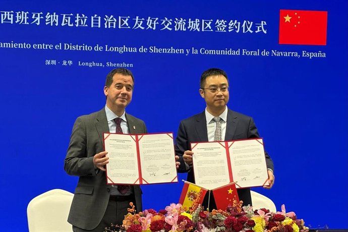 En consejero Irujo junto al director general de la Oficina del Comité del Distrito del Gobierno de Longhua, Zhang Zhi, después de la firma del memorando de cooperación.