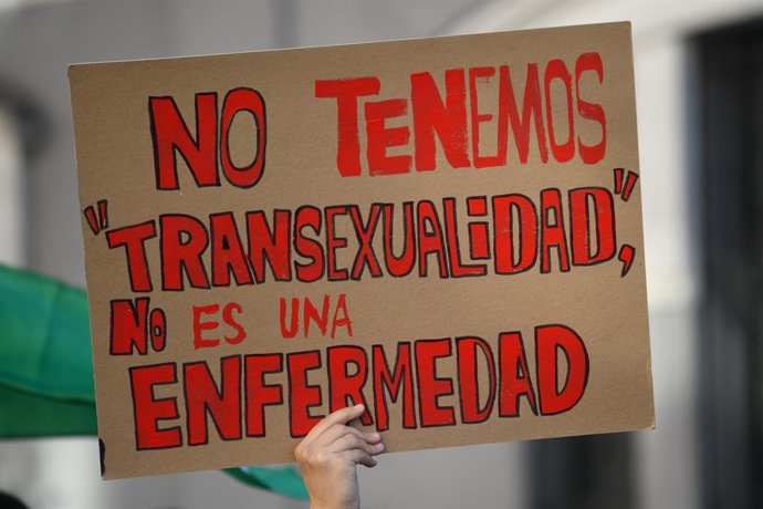 Archivo - Arxive - Imatge d'arxiu d'un cartell de protesta durant una manifestació en defensa de la Llei LGTBI i la Llei Trans