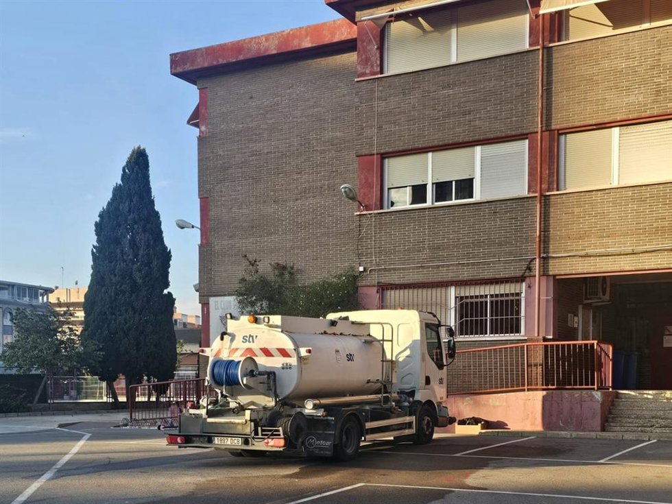 Imagen del Colegio de Educación Infantil y Primaria (CEIP) San Blas con operarios