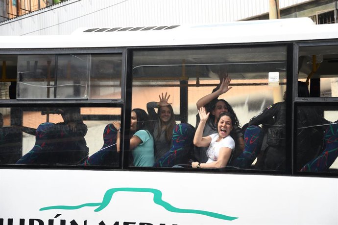 Archivo - June 1, 2018 - Caracas, Miranda, Venezuela - Political prisoners wave at their relatives outside Helicoide in Caracas as they were being put on the bus to leave from the prison. .The Government of Venezuela grants precautionary measures to polit
