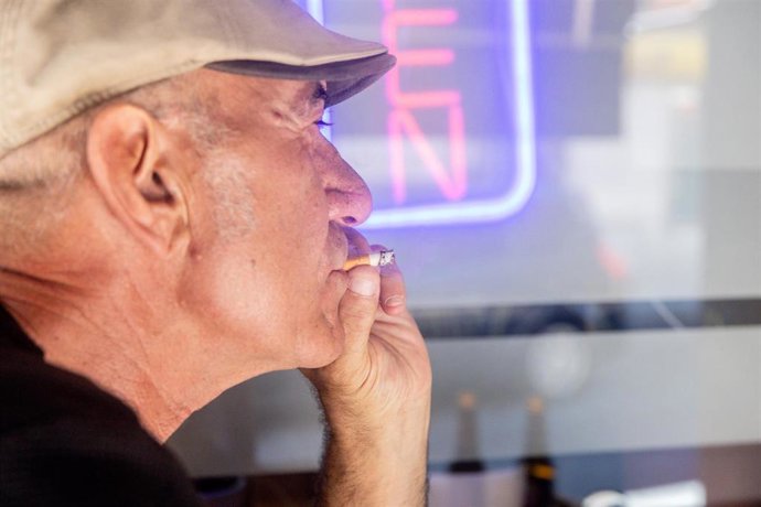 Archivo - Imagen de recurso de un hombre fumando. 