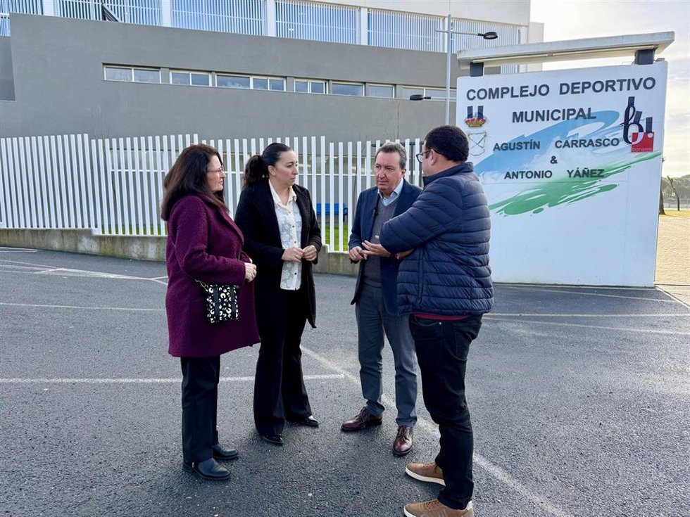 El presidente del PP de Huelva, Manuel Andrés González, y representantes de su formación en Bonares.