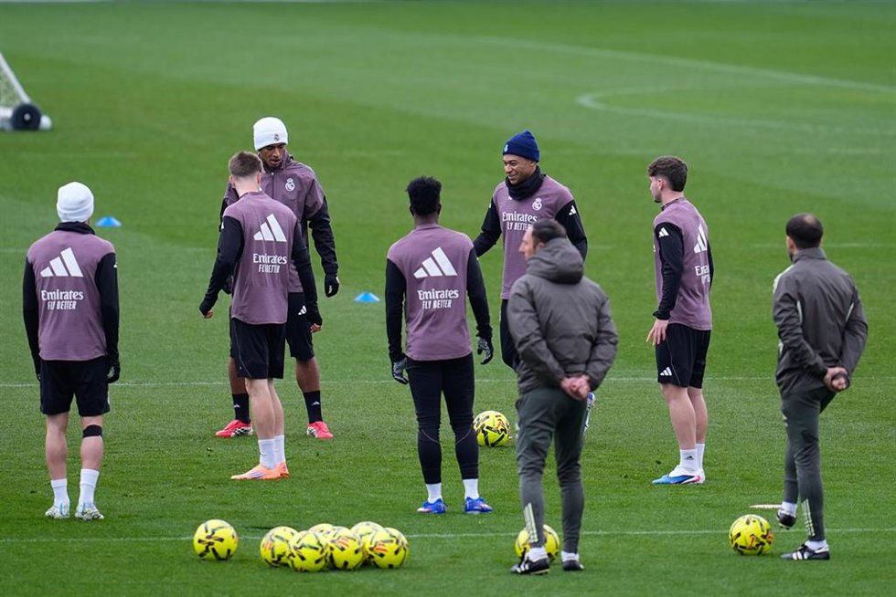 El delantero del Real Madrid Kylian Mbappé (gorro azul), en un entrenamiento.