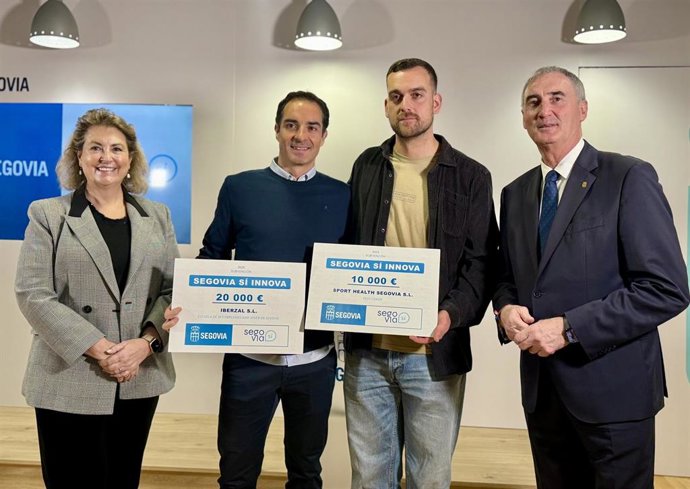 Los dos premiados entre el alcalde y la concejala de Turismo e Innovación.