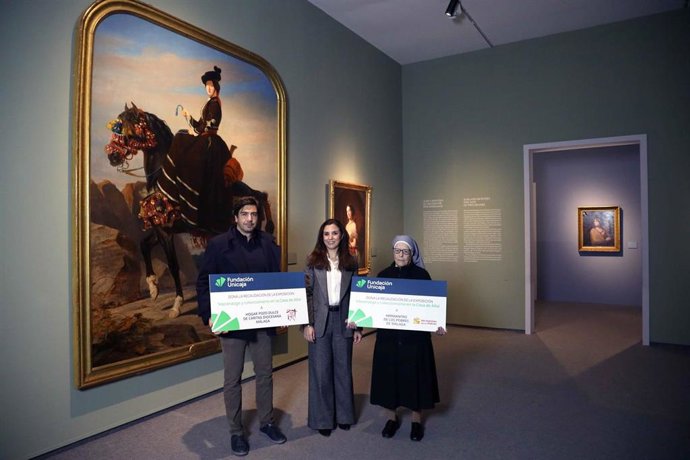 La directora de División de Actividades, Comunicación e Imagen de la Fundación Unicaja, Cristina Rico, ha entregado el donativo de cerca de 70.000 euros a José Miguel Santos (Cáritas Málaga) y Sor Isabel Guerrero (Hermanitas de los Pobres).