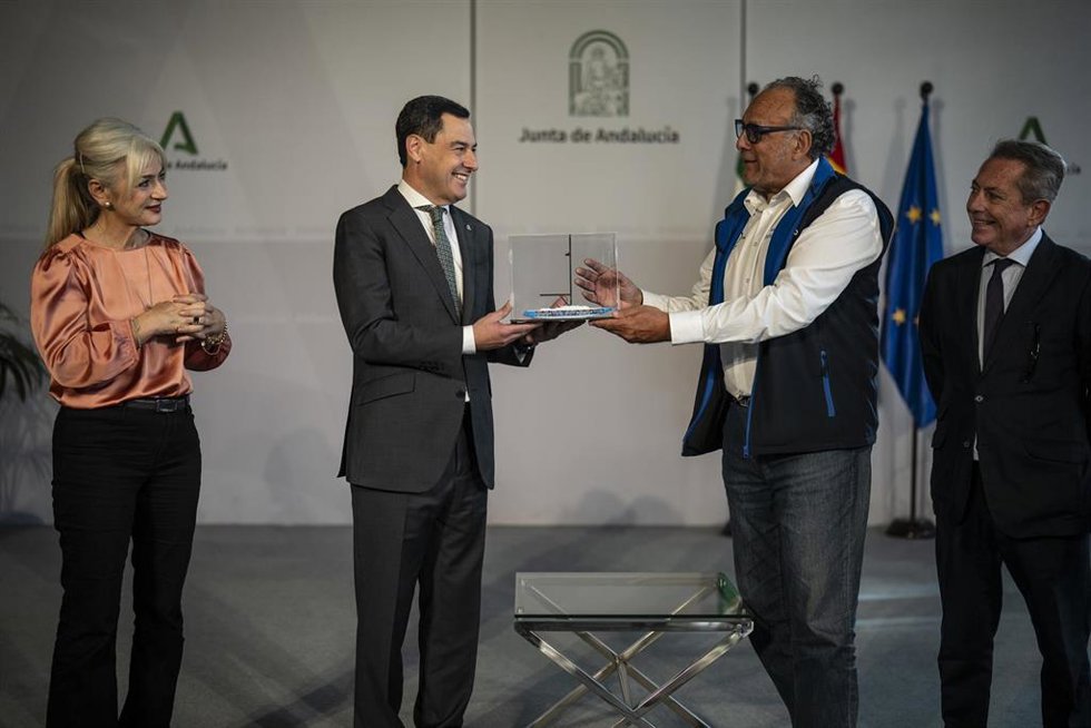 El presidente de la Junta de Andalucía, Juanma Moreno, recibe a la tripulación del barco andaluz 'Barlovento'.
