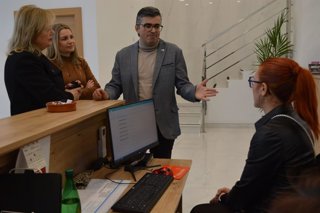 El delegado de Empleo de la Junta en Granada, Javier Martín Cañizares, ha visitado en Armilla la sede de Masvalía.