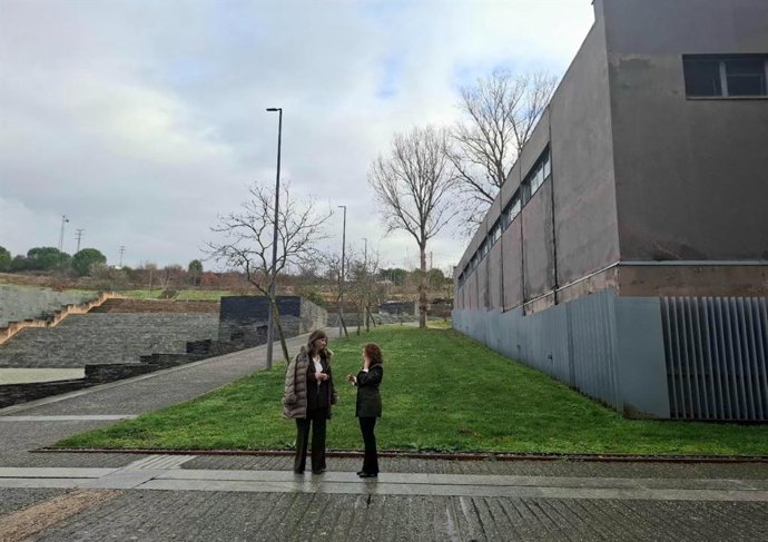 La rectora de la ULE, Nuria González (izquierda), durante su visita el Campus de Ponferrada.