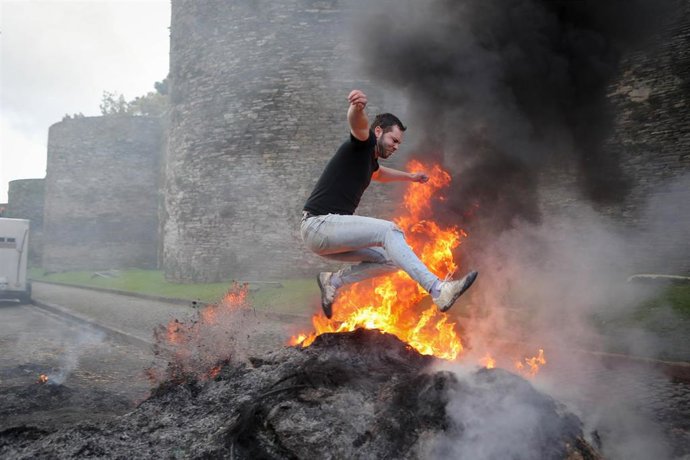 Hoguera de manifestantes de la tractorada que rodea la Muralla de Lugo desde el pasado lunes, frente a la Delegación de la Xunta de Galicia en Lugo, a 14 de enero de 2026, en Lugo, Galicia (España). Los ganaderos y agricultores gallegos continúan en pie d