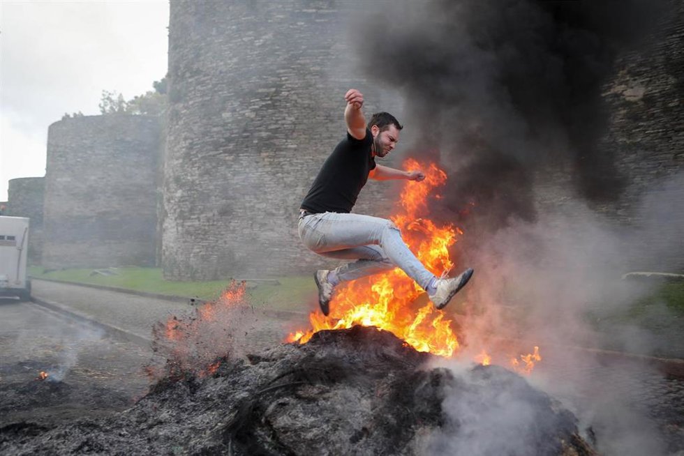 Hoguera de manifestantes de la tractorada que rodea la Muralla de Lugo desde el pasado lunes, frente a la Delegación de la Xunta de Galicia en Lugo, a 14 de enero de 2026, en Lugo, Galicia (España). Los ganaderos y agricultores gallegos continúan en pie