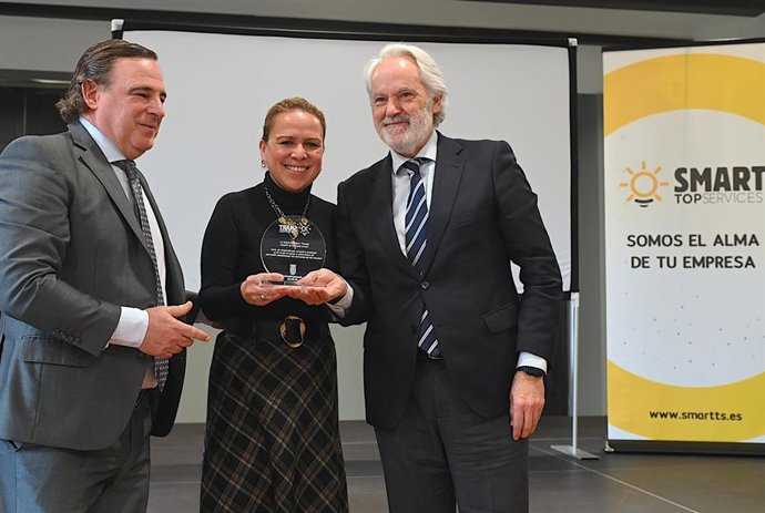 El primer teniente de alcaldesa del Ayuntamiento de Jerez de la Frontera (Cádiz), Agustín Muñoz, recoge un reconocimiento de Smart Topservices SL por su labor en la inclusión de personas con discapacidad.