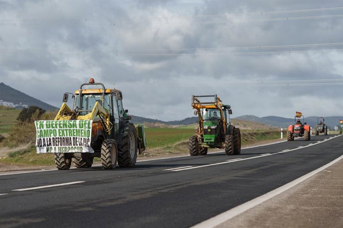 Varios tractores circulan por la N-403 dirección Zafra durante una concentración, a 16 de enero de 2026, en Badajoz, Extremadura (España). Los agricultores extremeños han salido a las calles con sus tractores para defender el sector frente los recortes de
