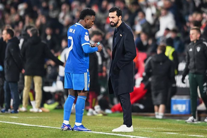 El entrenador del Real Madrid, Álvaro Arbeloa, conversa con Vinícius Júnior ante el Albacete en Copa del Rey.  