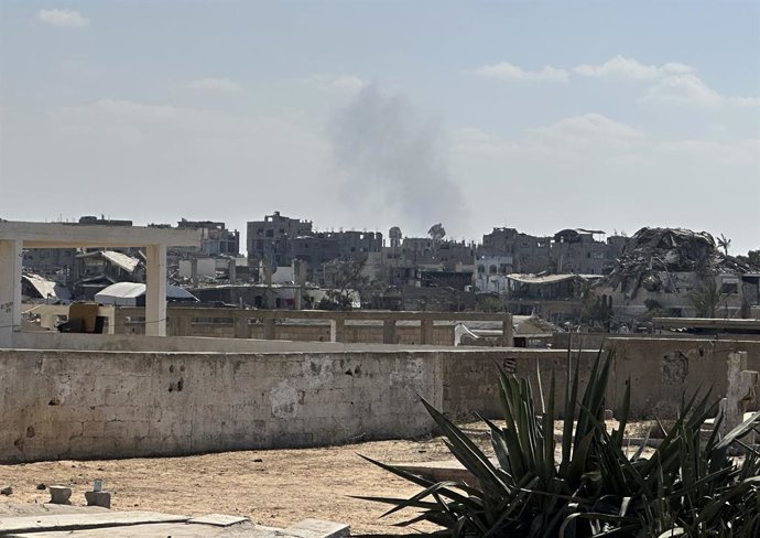 Archivo - Arxiu - Columna de fum a Rafah després d'un bombardeig d'Israel a l'octubre del 2025, dies després de l'entrada en vigor d'un alto el foc amb Hamas a la Franja de Gaza (arxiu)