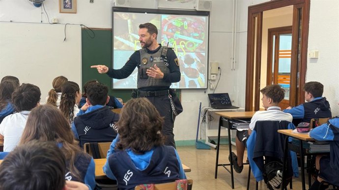 L'Ajuntament de València impulsa la figura del "agent tutor", policies locals especialitzats en la protecció de la infància i l'adolescència davant de situacions de risc que afecten a menors en l'entorn escolar i social.