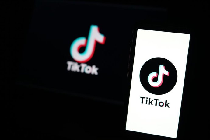 19 de dezembro de 2025, Túnis, Túnis, Tunísia, Tunísia: Nesta ilustração fotográfica, o logotipo do TikTok é exibido na tela de um smartphone em 19 de dezembro de 2025, em Túnis, Tunísia. A ByteDance, proprietária chinesa do TikTok, assinou acordos vincul