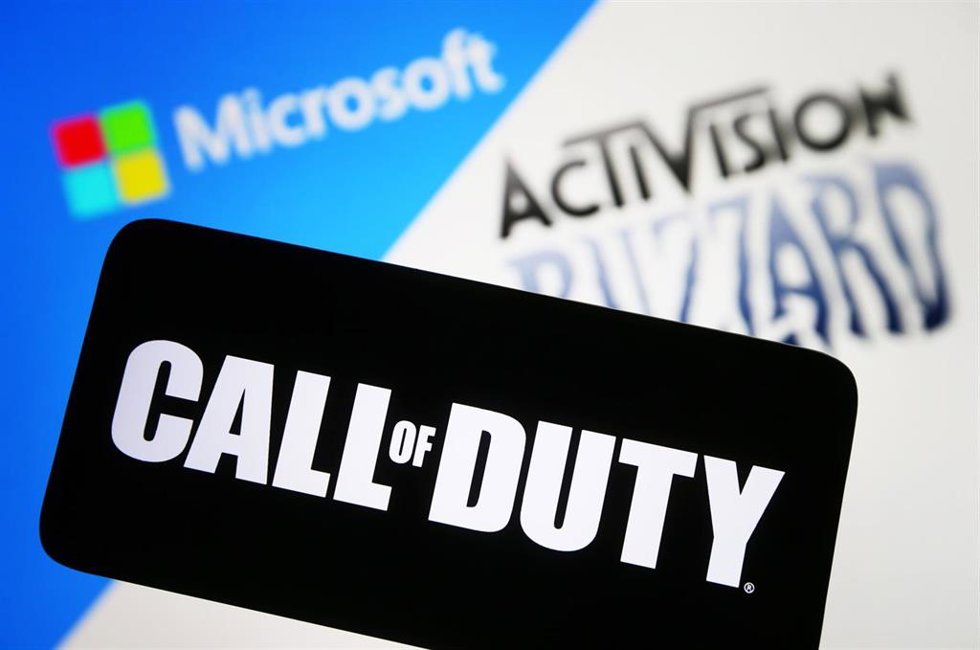 Archivo - Ilustración de Call Of Duty en un smartphone con el logo de Activision Blizzard de fondo.