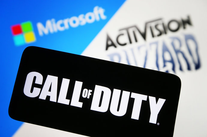 Archivo - Arquivo - 14 de outubro de 2023, Ucrânia: Nesta ilustração fotográfica, o logotipo do Call of Duty é visto em um smartphone e os logotipos da Microsoft e da Activision Blizzard em uma tela de computador.