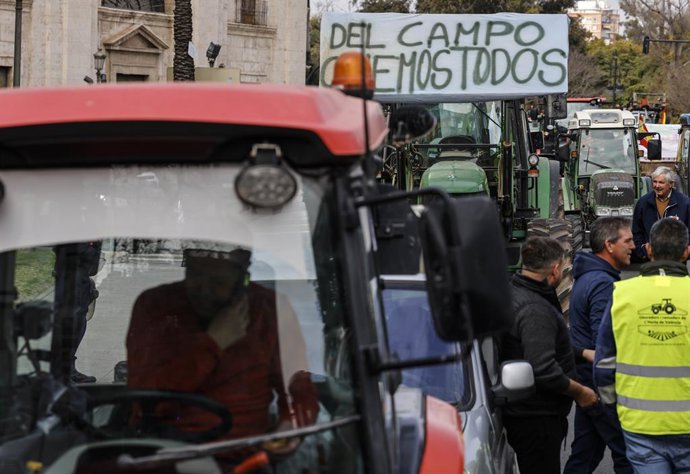 Archivo - Agricultores circulan con sus tractores por el centro de la ciudad en protesta contra la competencia desleal que supone Mercosur, a 10 de febrero de 2025, en Valencia, Comunidad Valenciana (España).