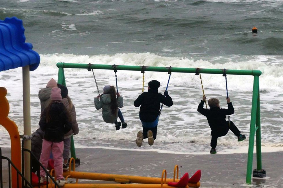 Archivo - Niños en un columpio durante una tormenta invernal en Odesa, en el sur de Ucrania