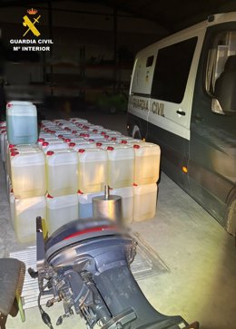 Archivo - Garrafas de combustible intervenidas.