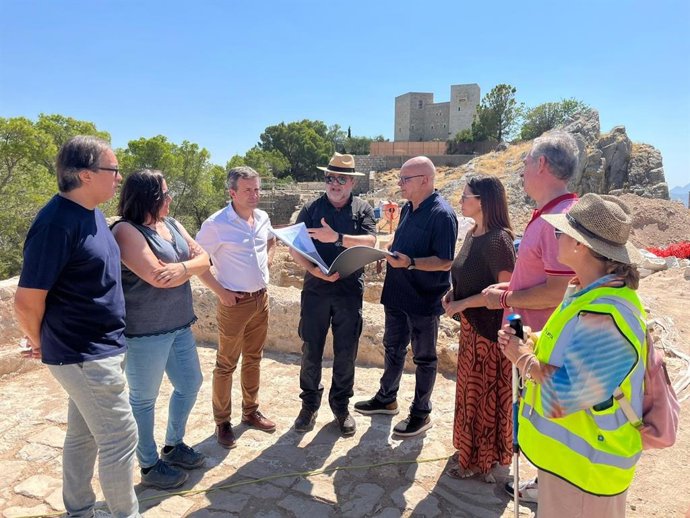 Archivo - El subdelegado del Gobierno, Manuel Fernández (4d), en una visita a la intervención en el castillo de Jaén.