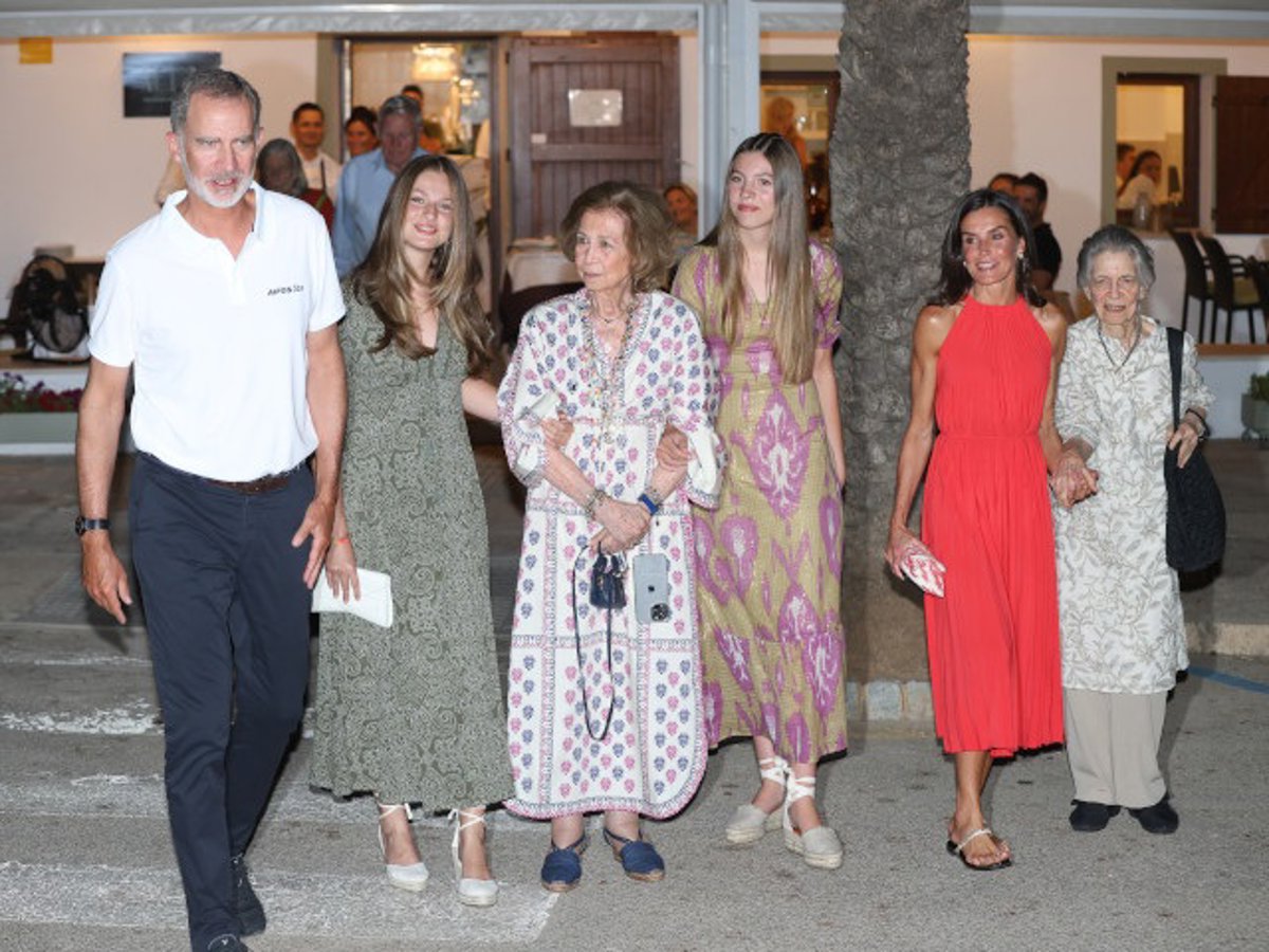 Los Reyes y sus hijas arroparán a la Reina Sofía en el funeral de su hermana, al que no asistirá el emérito