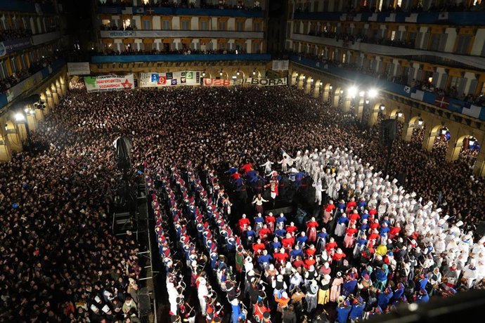 Archivo - San Sebastián inicia su día grande con la izada de la bandera en la Plaza Constitución y redobles de la tamborada de Gaztelubide