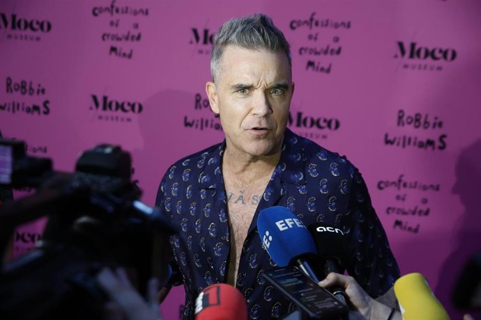 Archivo - El cantante Robbie Williams realiza unas declaraciones a la prensa, durante la presentación de la exposición 'Confessions', en el Moco Museum, a 20 de junio de 2024, en Madrid (España). Robbie Williams muestra a partir de esta semana 17 de sus o