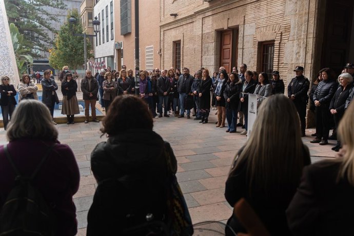 Archivo - Arxiu - Minut de silenci a Catarroja després del crim masclista de Natividad
