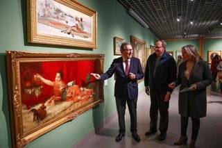 (Desde Izda.) Pulido, Fernández Y Albás, Durante Un Recorriddo Por La Exposición.