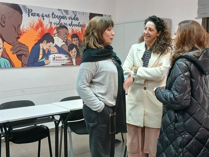 La delegada de Empleo, Ana Mata (c), con responsables de la Fundación Don Bosco en Jaén.