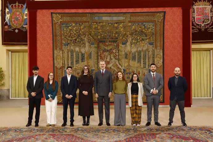 La Comisión Permanente del Consejo de la Juventud de España (CJE), con Antonio Ventosa, el primero por la izquierda, recibida por Su Majestad el Rey Felipe VI.