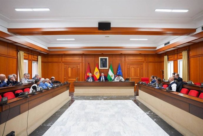 El Salón de Plenos del Ayuntamiento de Córdoba acoge una nueva reunión de la Mesa de Polígonos presidida por el alcalde, José María Bellido, y el presidente de la Confederación de Empresarios (CECO), Antonio Díaz.