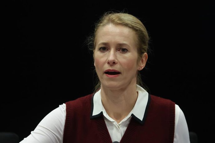 Archivo - Arquivo - HANDOUT - 20 de outubro de 2025, Bélgica, Bruxelas: Kaja Kallas (à direita), Alta Representante para os Negócios Estrangeiros e a Política de Segurança, conversa com Andrii Sybiha, Ministro dos Negócios Estrangeiros da Ucrânia, durante