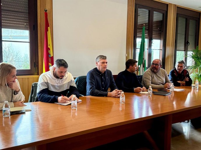 Los alcaldes de San Roque, Jimena, San Martín y Casares reunidos para que se tomen medidas ante posibles inundaciones.