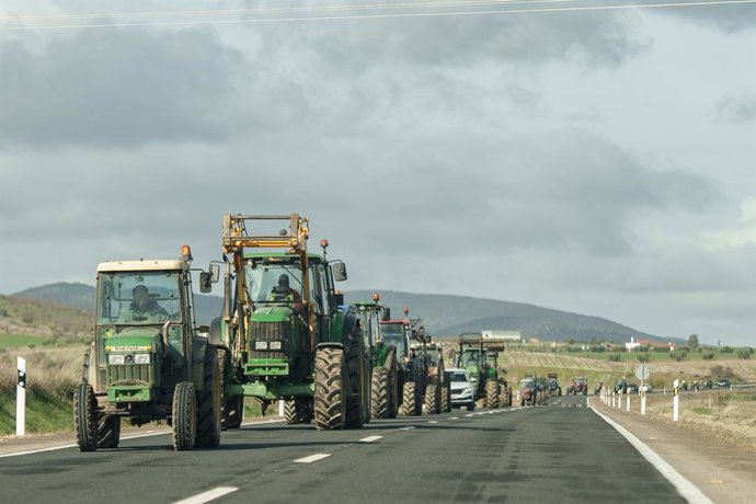 Varios tractores circulan por la N-403 dirección Zafra durante una concentración, a 16 de enero de 2026, en Badajoz, Extremadura (España). Los agricultores extremeños han salido a las calles con sus tractores para defender el sector frente los recortes de
