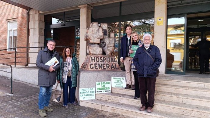 Los diputados de Teruel Existe Tomás Guitarte, Pilar Buj y Joaquín Moreno con los miembros de este movimiento Beatriz Redón y Manolo Gimeno, a las puertas del Hospital 'Obispo Polanco'.
