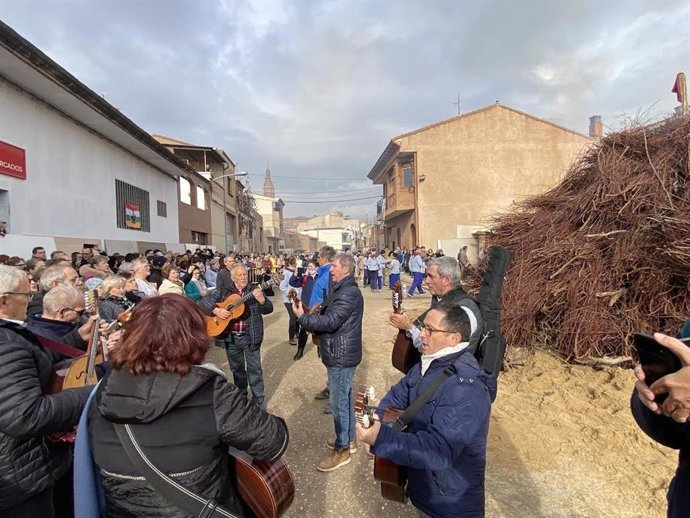 La Cofradía de San Antón de Rincón de Soto prende mecha a su gran Hoguera Mayor