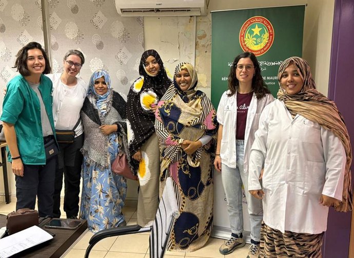 -Vicenta Ruiz, La Segunda Por La Izquierda Junto A Profesionales Del Hospital Mauritano Y Otras Profesionales Cooperantes.