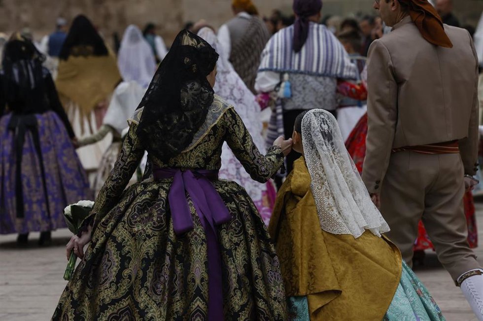 Archivo - Ofrenda floral a la Virgen de los Desamparados en las Fallas de Valncia.  
