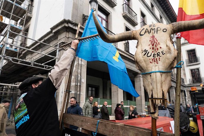 Ganaderos organizan una tractorada, a 16 de enero de 2026, en Oviedo, Asturias (España). Unión de Uniones de Agricultores y Ganaderos ha convocado varias movilizaciones por el territorio español contra las políticas y acuerdos comerciales que les perjudic
