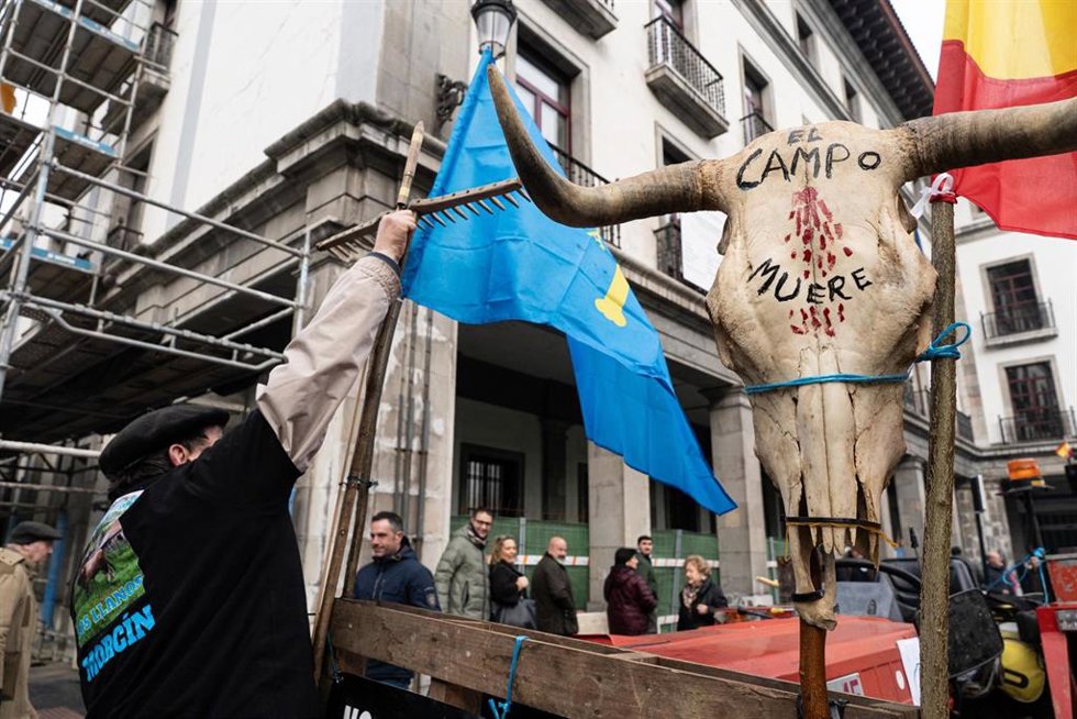 Ganaderos organizan una tractorada, a 16 de enero de 2026, en Oviedo, Asturias (España). Unión de Uniones de Agricultores y Ganaderos ha convocado varias movilizaciones por el territorio español contra las políticas y acuerdos comerciales que les perjud