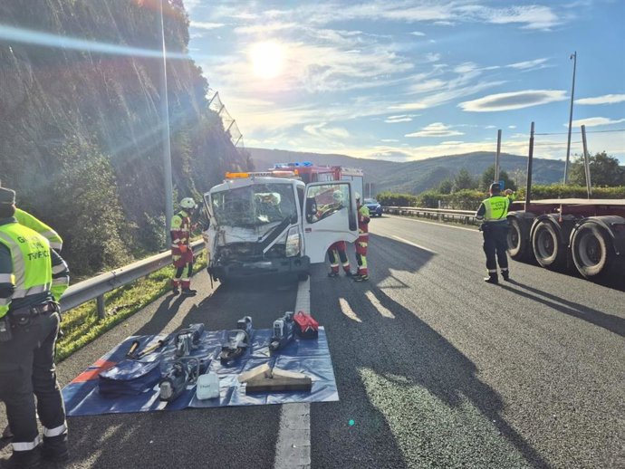 Un herido leve en la colisión de una grúa y un trailer en la salida a Liendo de la A-8