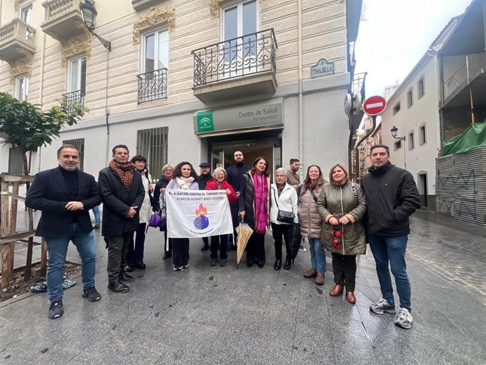 La portavoz del Grupo Socialista en el Ayuntamiento de Granada, Raquel Ruz, este viernes junto a la plataforma vecinal que rechaza el cierre del Centro de Salud Fortuny-Velluti.