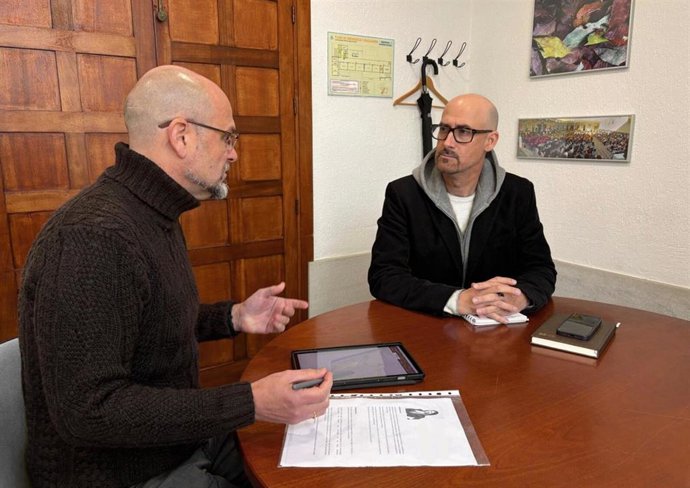 Chain, con el director del Colegio Salesiano.