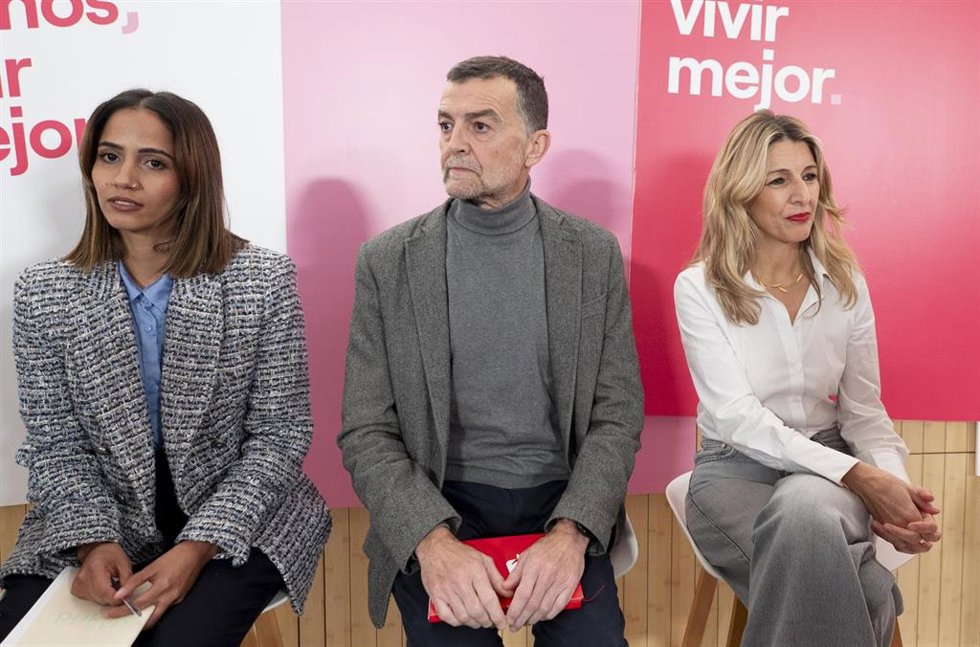 Archivo - (I-D) La diputada de Sumar, Tesh Sidi, el coordinador general de IU, Antonio Maíllo, y la vicepresidenta segunda, Yolanda Díaz, durante una cumbre de Sumar a 17 de enero de 2025, en Madrid (España).